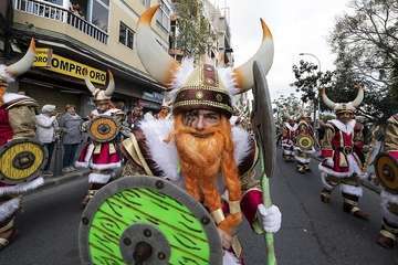  Telde disfruta con el pasacalle de los protagonistas del Carnaval de 'Studio 54'/Lpacarnaval.